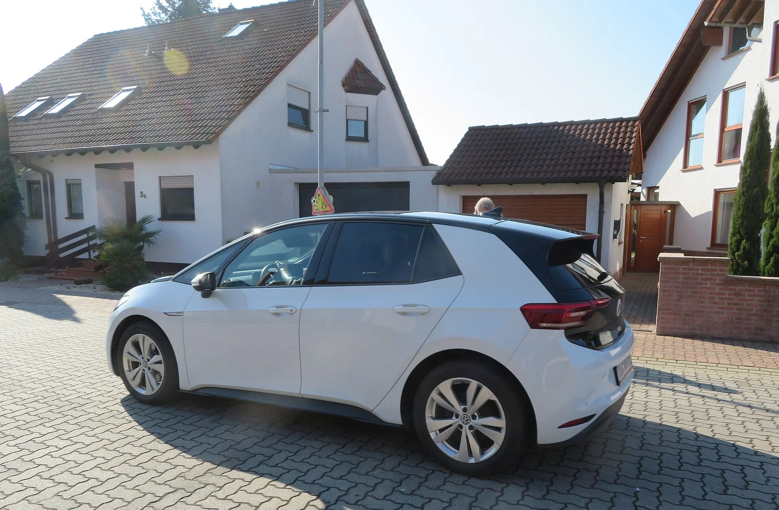 Белый электромобиль Volkswagen ID.3